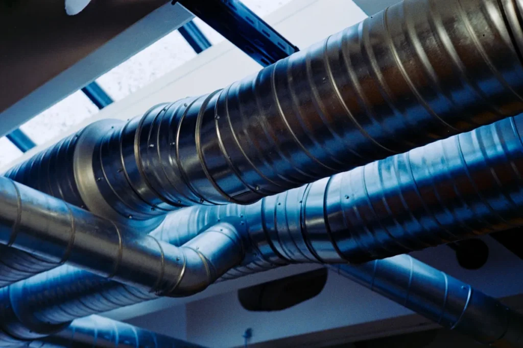 Aérotherme industriel en entrepôt — système de chauffage à air pulsé