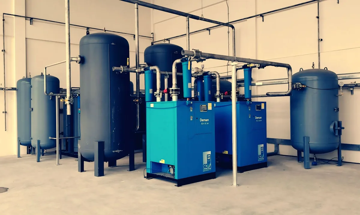 Système d'air comprimé industriel optimisé pour réduire les pertes d'énergie
