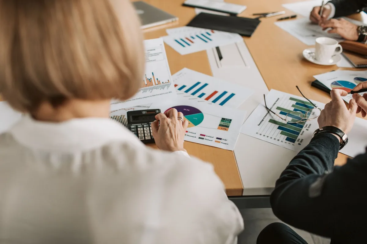 Équipe RSE en train de calculer le bilan carbone de l'entreprise — analyse des émissions GES scopes 1, 2, 3