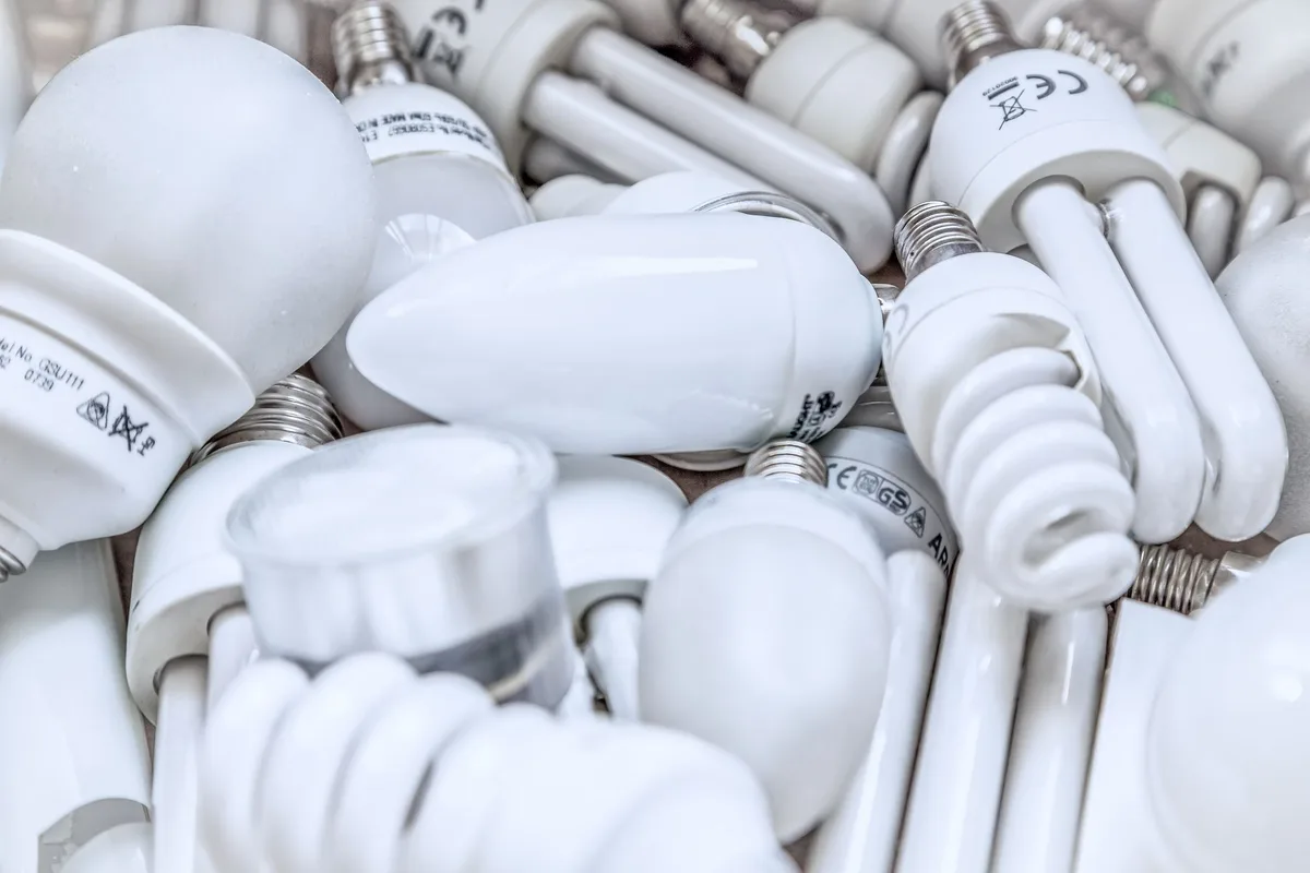 Détecteur de présence DALI et module de gradation lumineuse sur luminaire LED industriel — 20 à 40 % d'économies supplémentaires