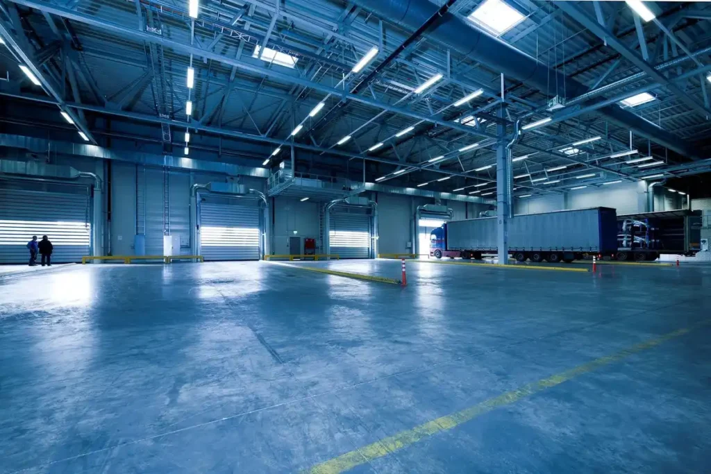 Relamping LED en industrie : remplacement cloches HPS par LED highbay dans un entrepôt industriel