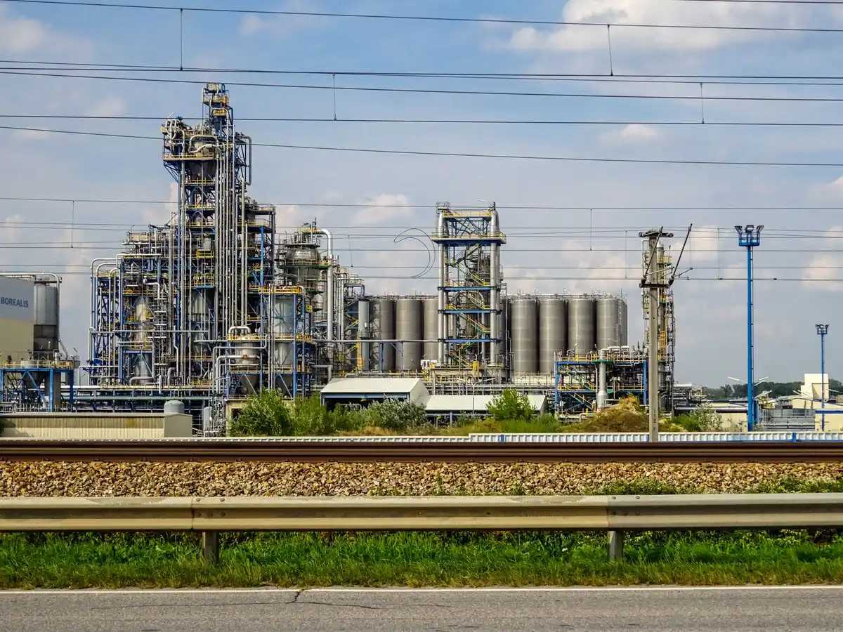 Auditeur énergétique qualifié NF EN 16247-5 effectuant une visite de site dans une installation industrielle