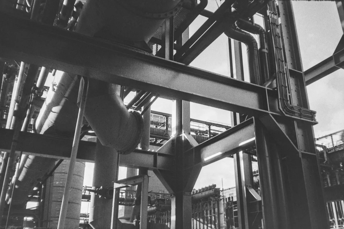 Isolation thermique de tuyauteries dans une usine de la zone industrielle de Gennevilliers
