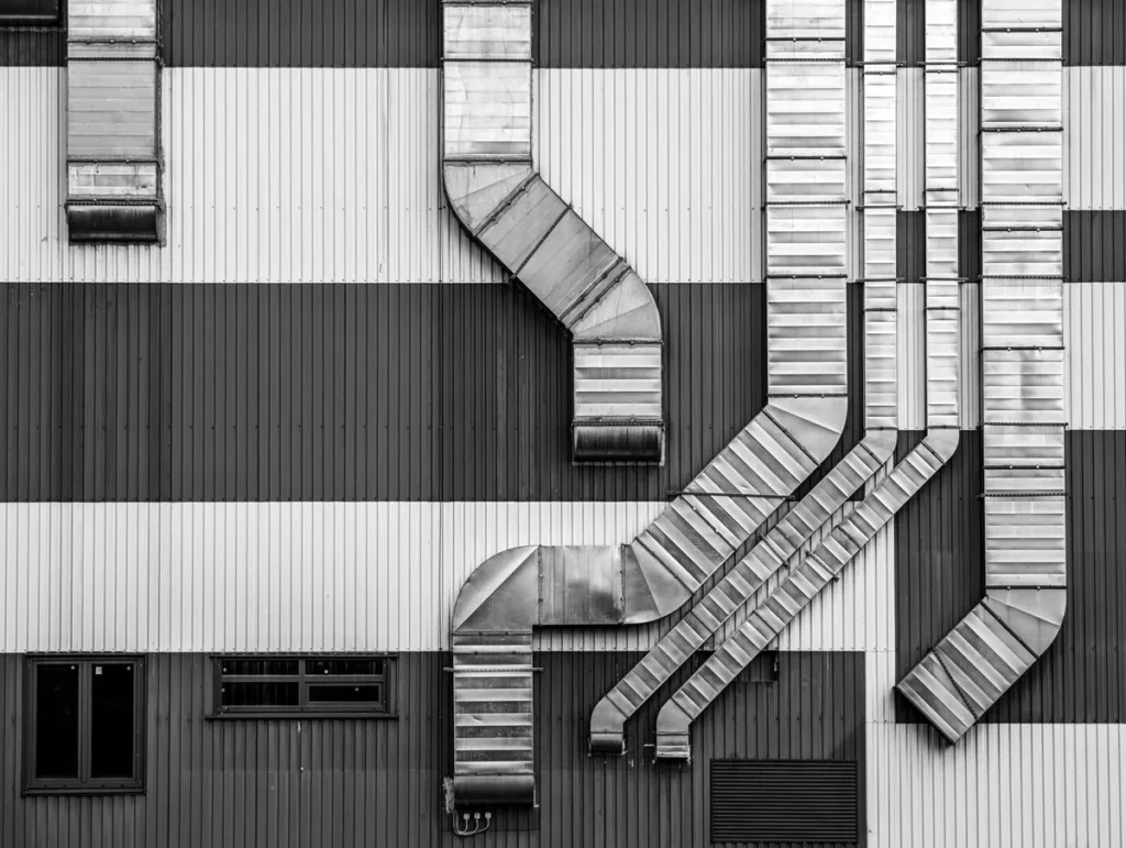 Tuyauteries industrielles isolées avec tôlage aluminium en installation extérieure