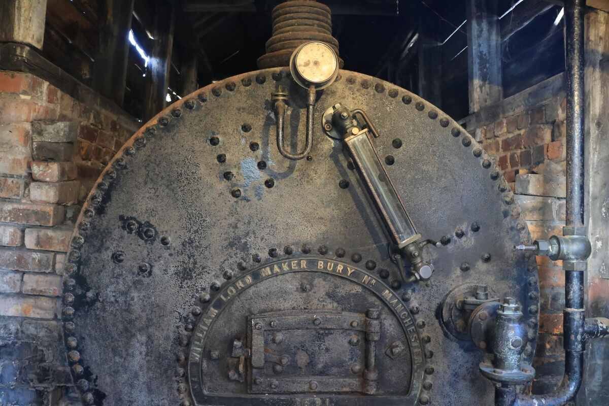 gaine isolante sur tuyaux de chaufferie industrielle