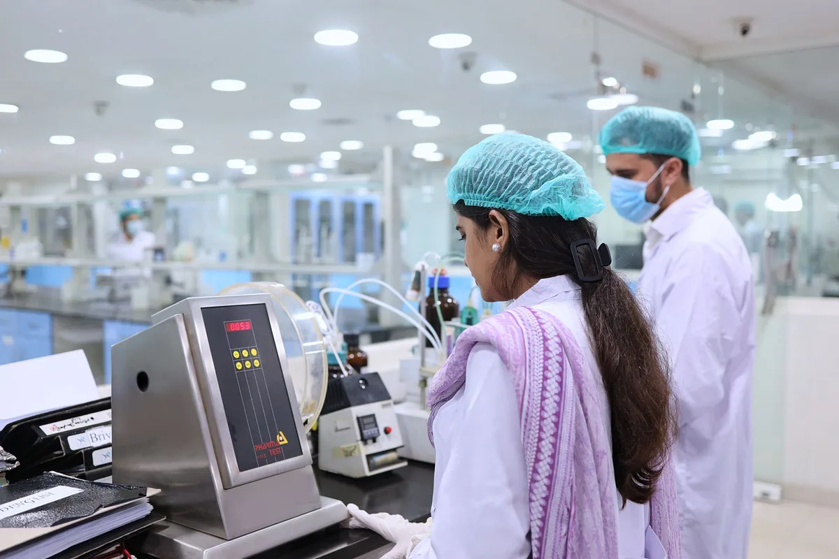 Couvercles isolants amovibles sur vannes sanitaires triclamp en industrie pharmaceutique