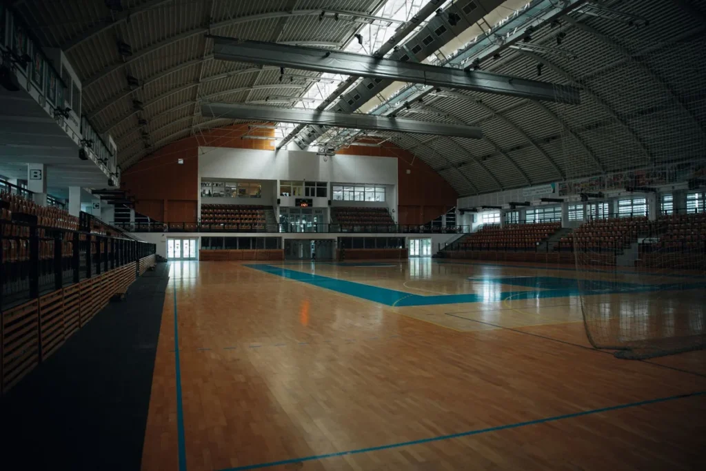 Chauffage d'un grand volume à usage ponctuel (église, hall sportif, salle polyvalente) : radiant infrarouge et destratification pour éviter la surchauffe du plafond