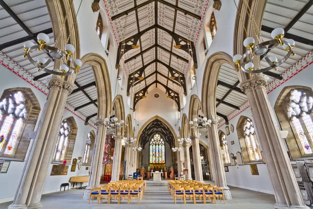 Panneau radiant infrarouge dans une église : chauffage ciblé des occupants sans monter toute la masse d'air — solution idéale pour l'intermittence