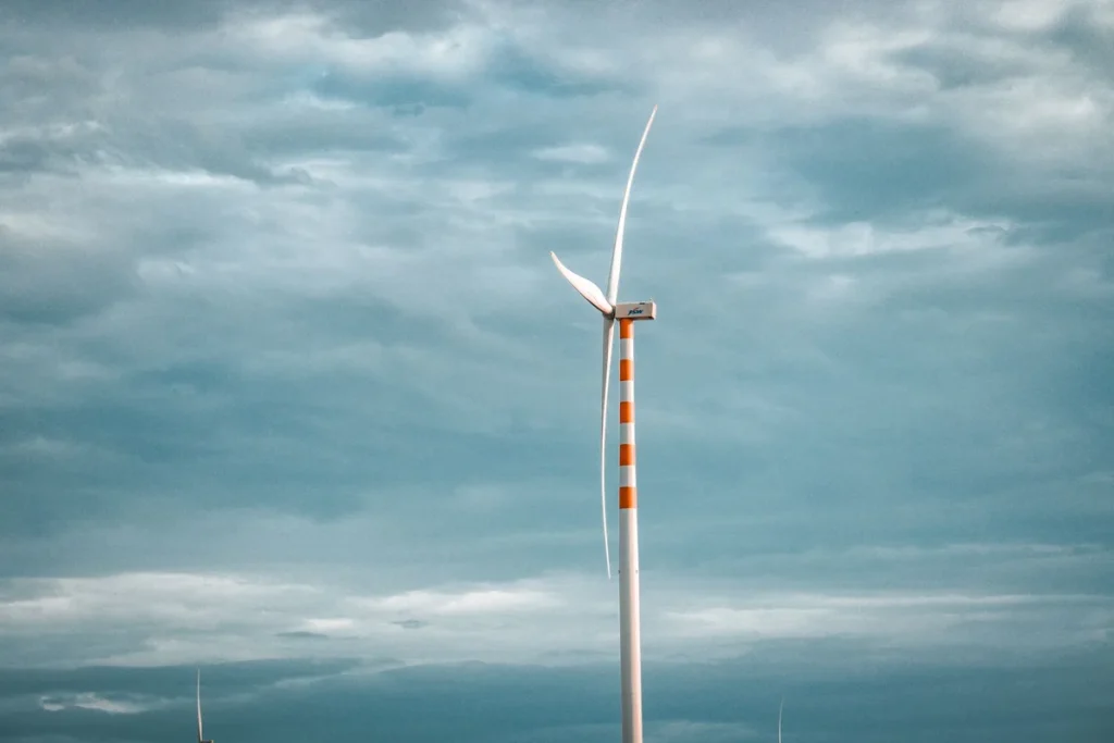Décarbonation de l'aluminium primaire : électrolyse Hall-Héroult avec anodes inertes et alimentation en énergie renouvelable pour réduire les 12-16 t CO₂/t d'Al de la filière primaire