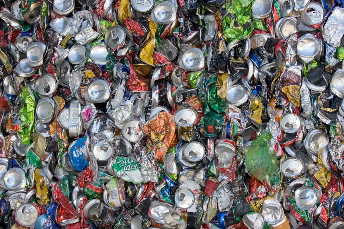 Aluminium secondaire recyclé : le fusion de chutes et déchets d'aluminium en four à induction réduit les émissions de CO₂ de 95 % par rapport à l'électrolyse primaire