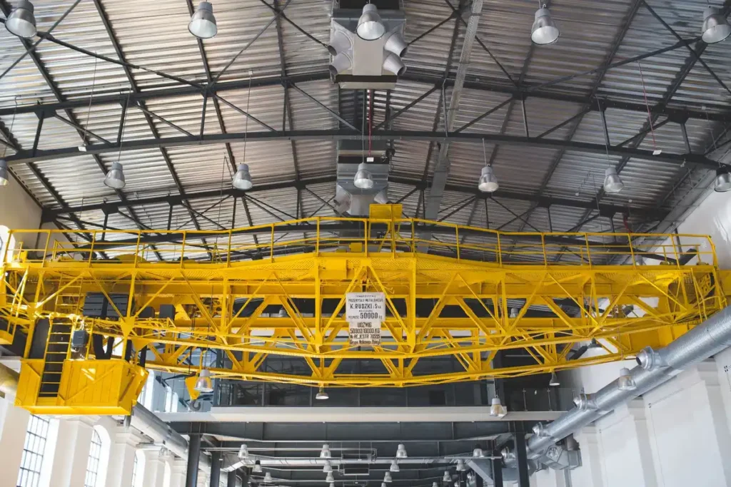 Destratificateur de plafond dans un grand entrepôt industriel