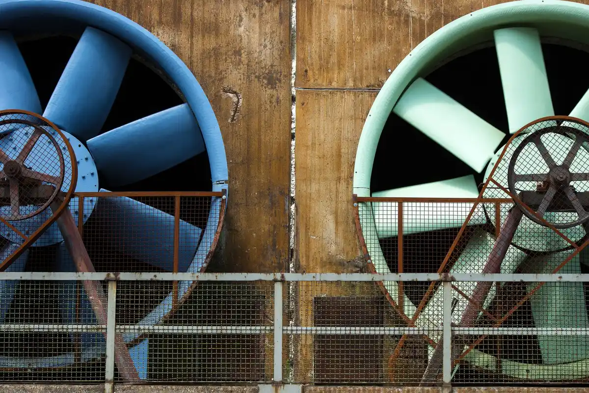 Installation d'un destratificateur industriel en entrepôt : diamètre, hauteur sous plafond et puissance moteur déterminent le prix unitaire