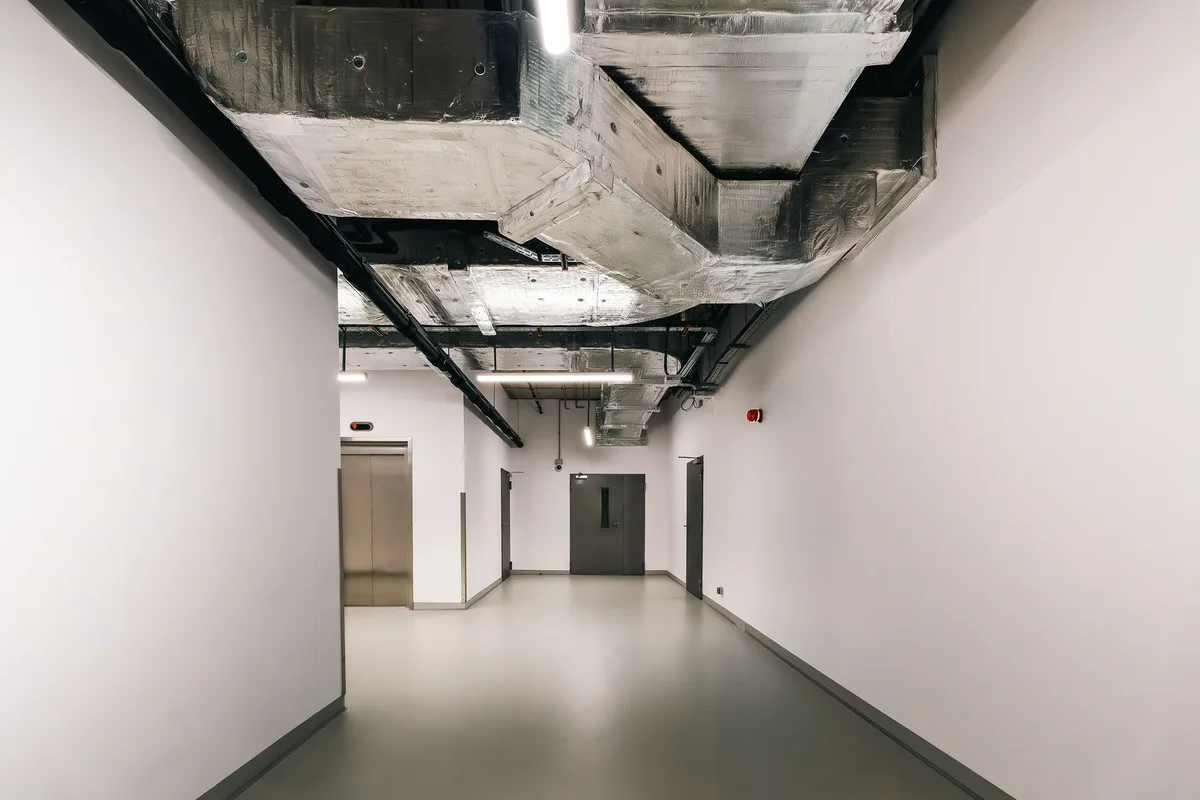 Destratificateur de plafond — redistribution vers le sol de l'air chaud stagnant en hauteur, économies de chauffage 10-30 % en entrepôt ou atelier