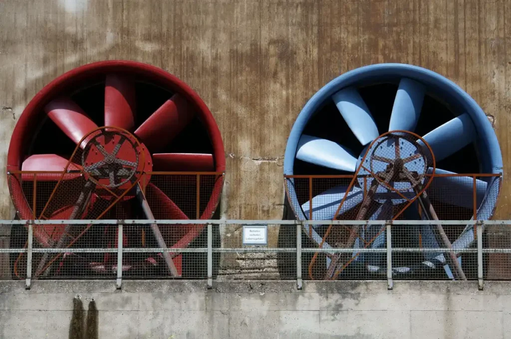 Destratificateur de plafond en entrepôt industriel — brassage de l'air chaud stratifié