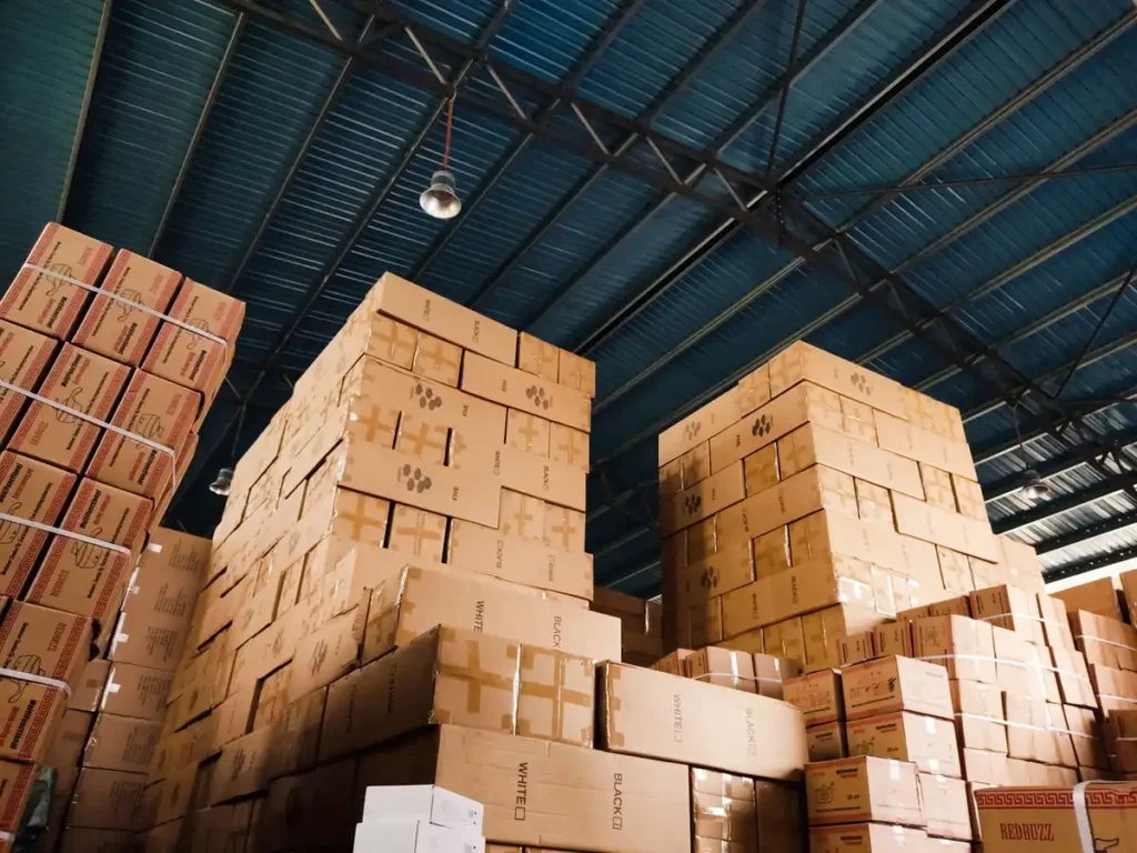 Destratification en entrepôt logistique — homogénéisation thermique, confort opérateurs et conservation des marchandises