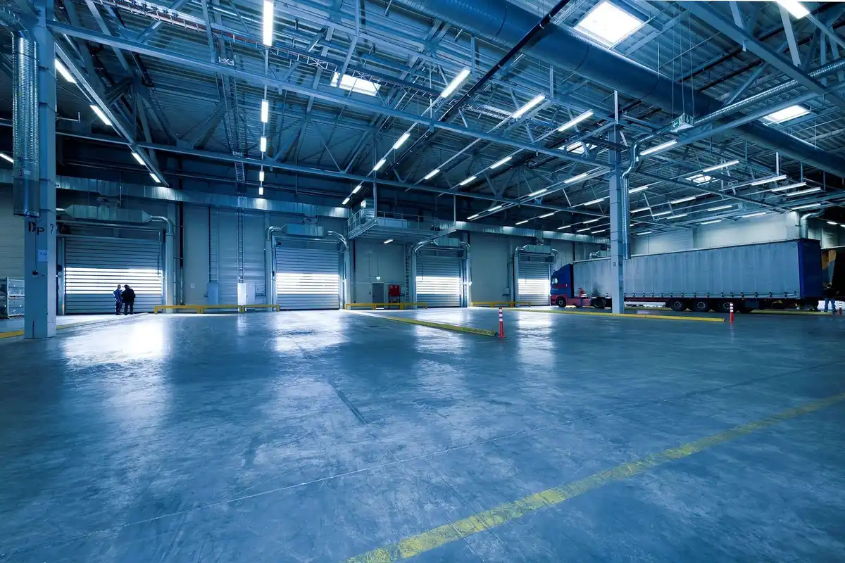 Stratification thermique dans un entrepôt logistique : air chaud accumulé en hauteur, gradient de température sol/plafond et pertes énergétiques