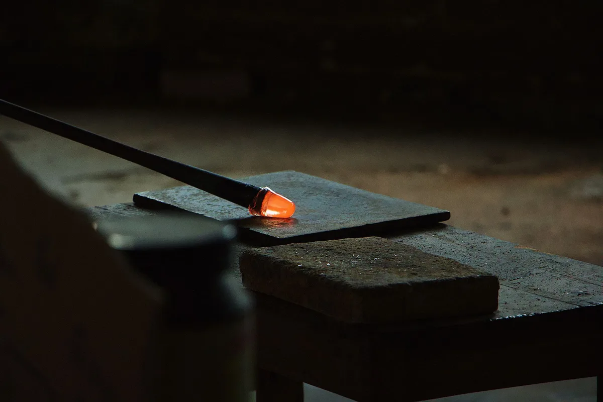 Four verrier tout-électrique : fusion du verre à 1 400 °C sans combustion fossile — rendement 90 %, zéro émission directe de CO₂ procédé