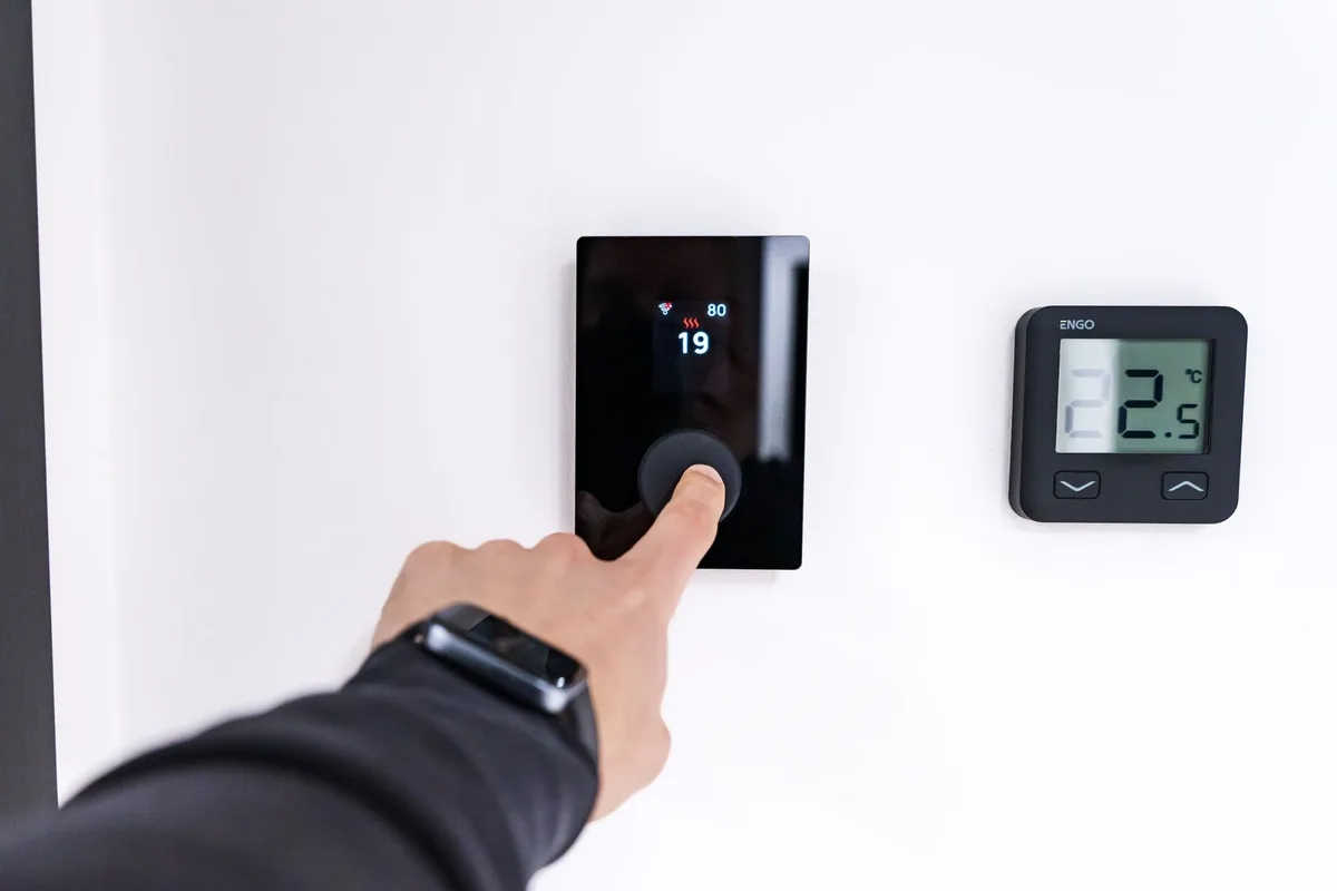 GTB classe B — régulation CVC : loi d'eau dynamique, détection de présence par zone et ventilation à la demande CO₂