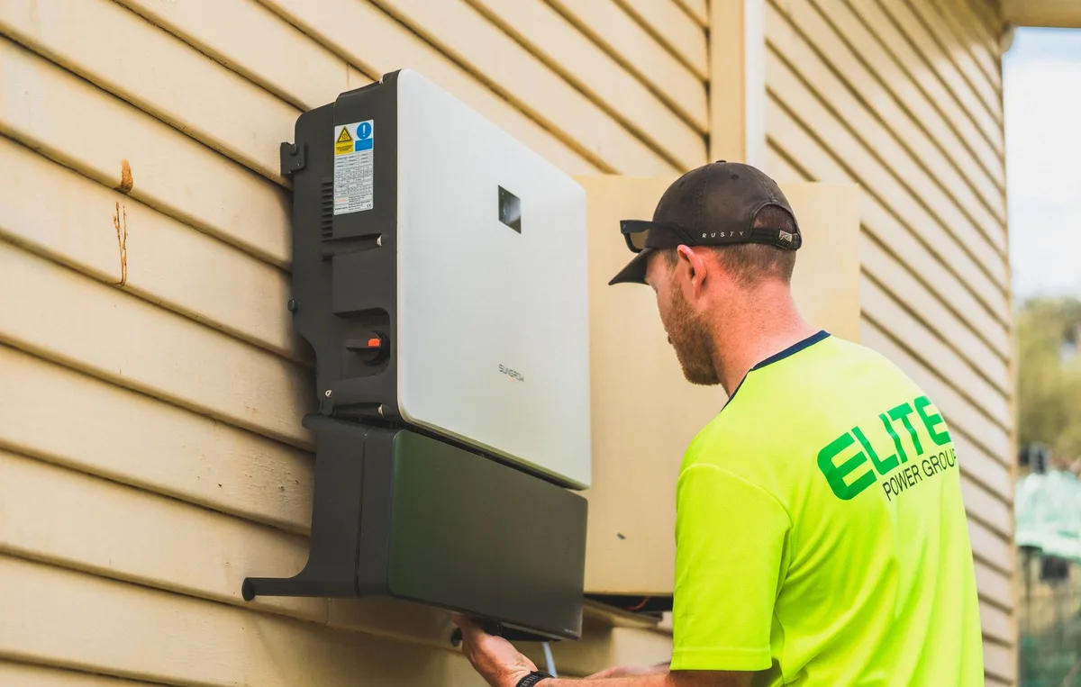 Technicien installant un système GTB pour la conformité décret BACS