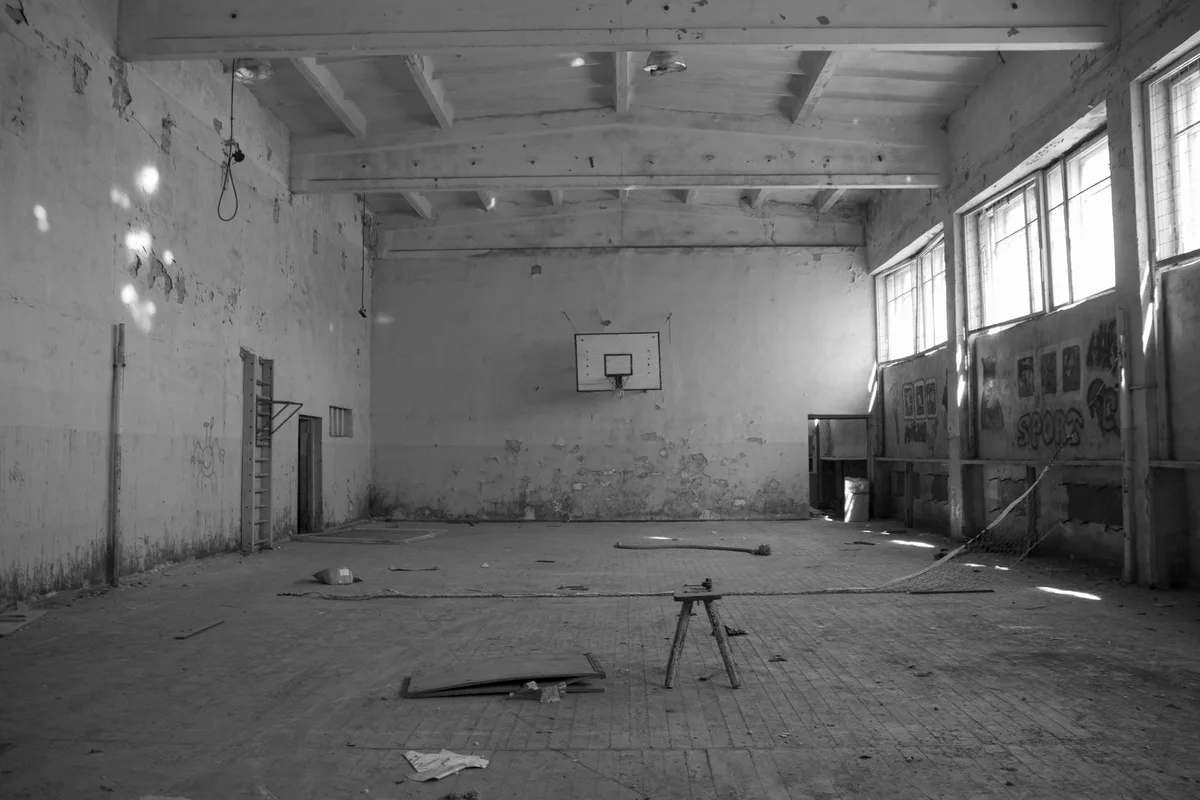 Brasseurs d'air montés au plafond d'un gymnase scolaire pour le confort thermique