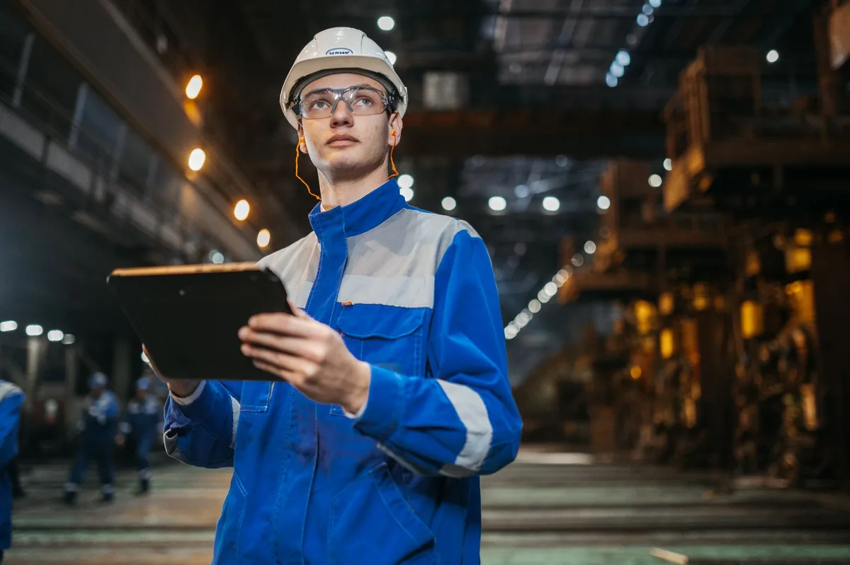 Mesures terrain lors d'un audit énergétique industriel : enregistreurs de données et capteurs sur équipements