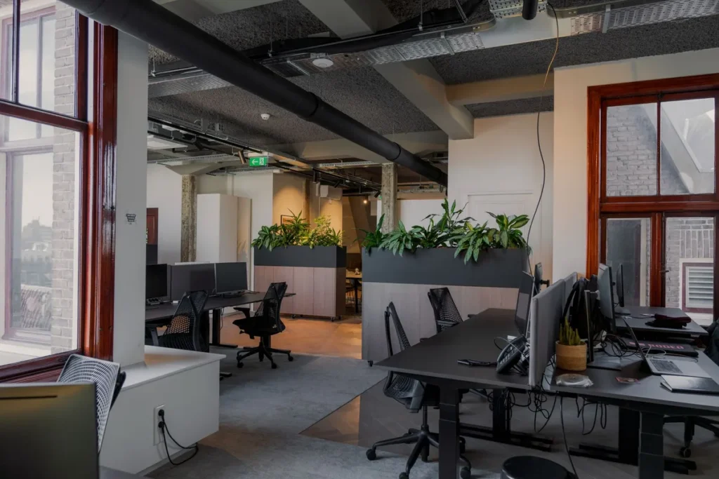 Mobilier de bureau ecologique et durable : choisir des meubles certifies FSC, recycles et eco-concus pour reduire l'empreinte carbone de son espace de travail