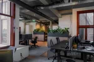 Mobilier de bureau ecologique et durable : choisir des meubles certifies FSC, recycles et eco-concus pour reduire l'empreinte carbone de son espace de travail