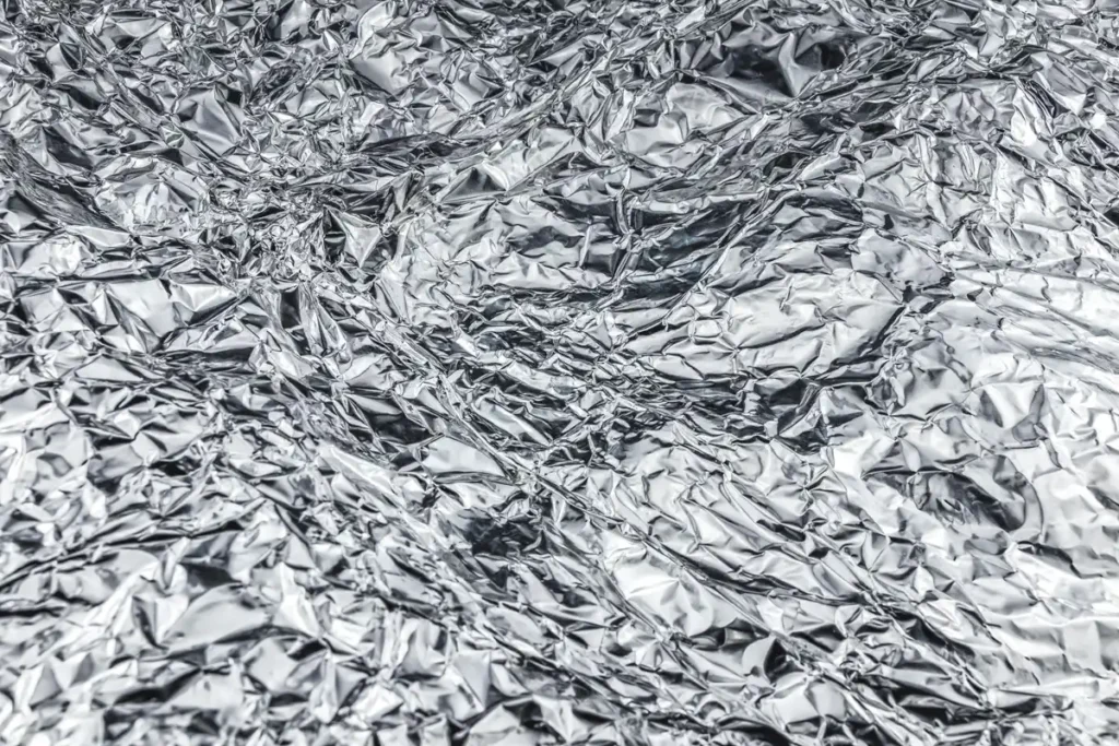 Pare-vapeur aluminium laminé sur isolation de tuyauterie industrielle pour éviter la condensation et la corrosion sous isolant