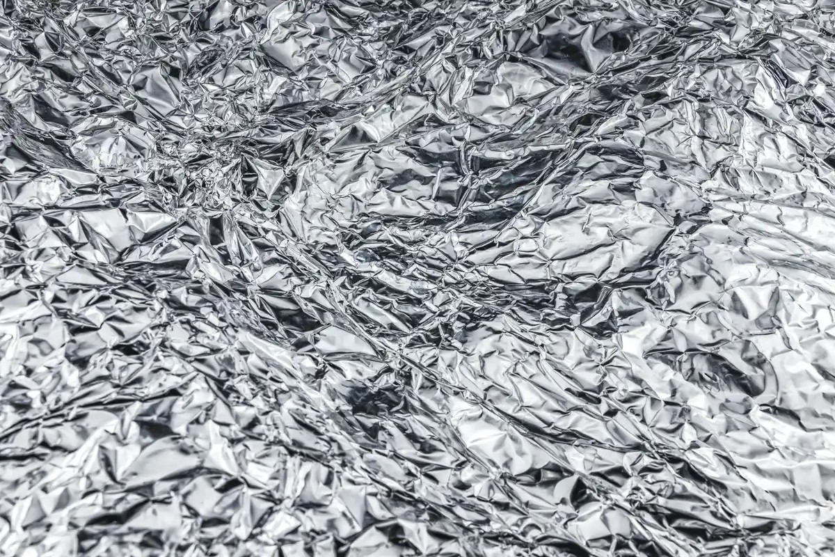 Détail du recouvrement des joints de pare-vapeur aluminium sur isolation industrielle : chevauchement ≥ 100 mm obligatoire