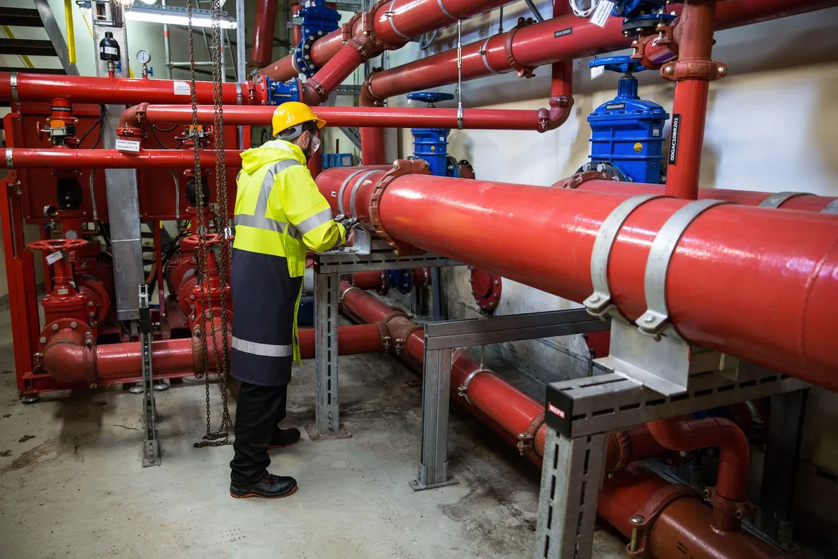 Purgeur de vapeur industriel en cours d'inspection sur réseau isolé