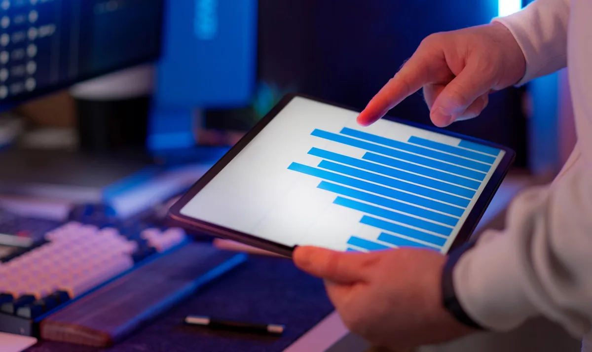 Referent energie analysant les KPI energetiques sur tableau de bord : suivi des consommations, indicateurs de performance et reporting mensuel direction