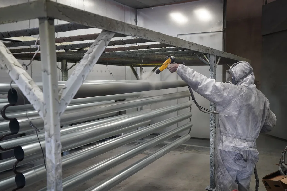 Réhabilitation après CUI : sablage de la surface, contrôle d'épaisseur par ultrasons, application de revêtement anticorrosion avant repose de l'isolation