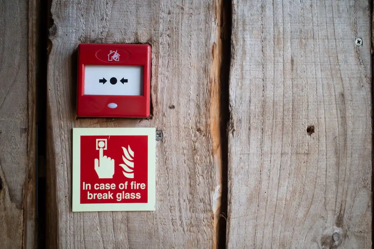 Centrale de détection incendie SSI dans un bâtiment industriel