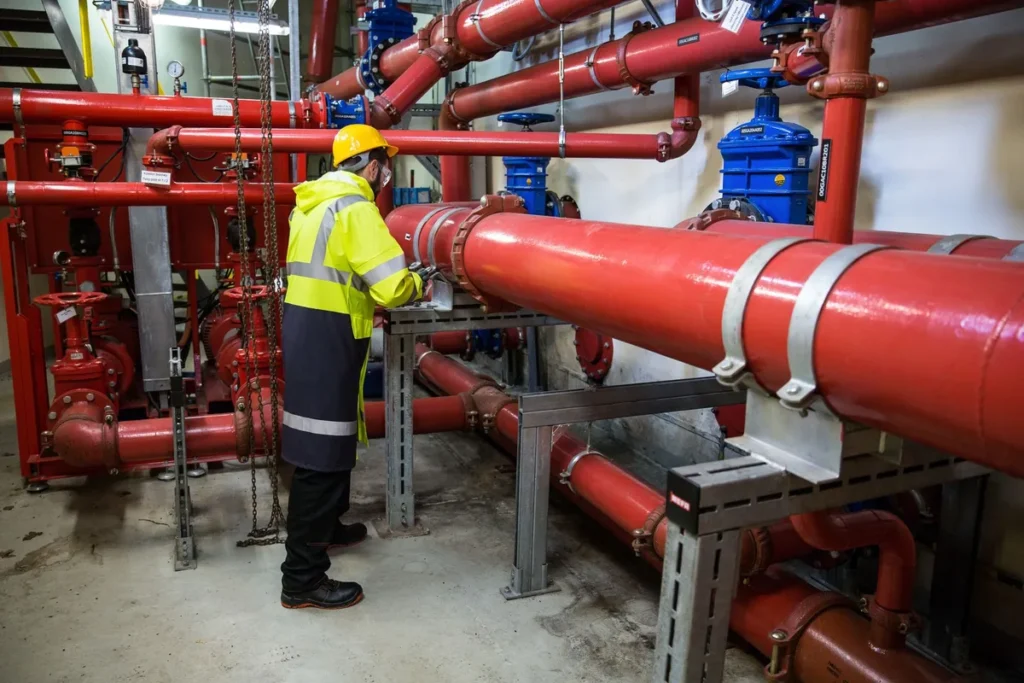Caméra infrarouge FLIR pointée sur un réseau de tuyauteries industrielles pour identifier les pertes thermiques et les points singuliers non isolés