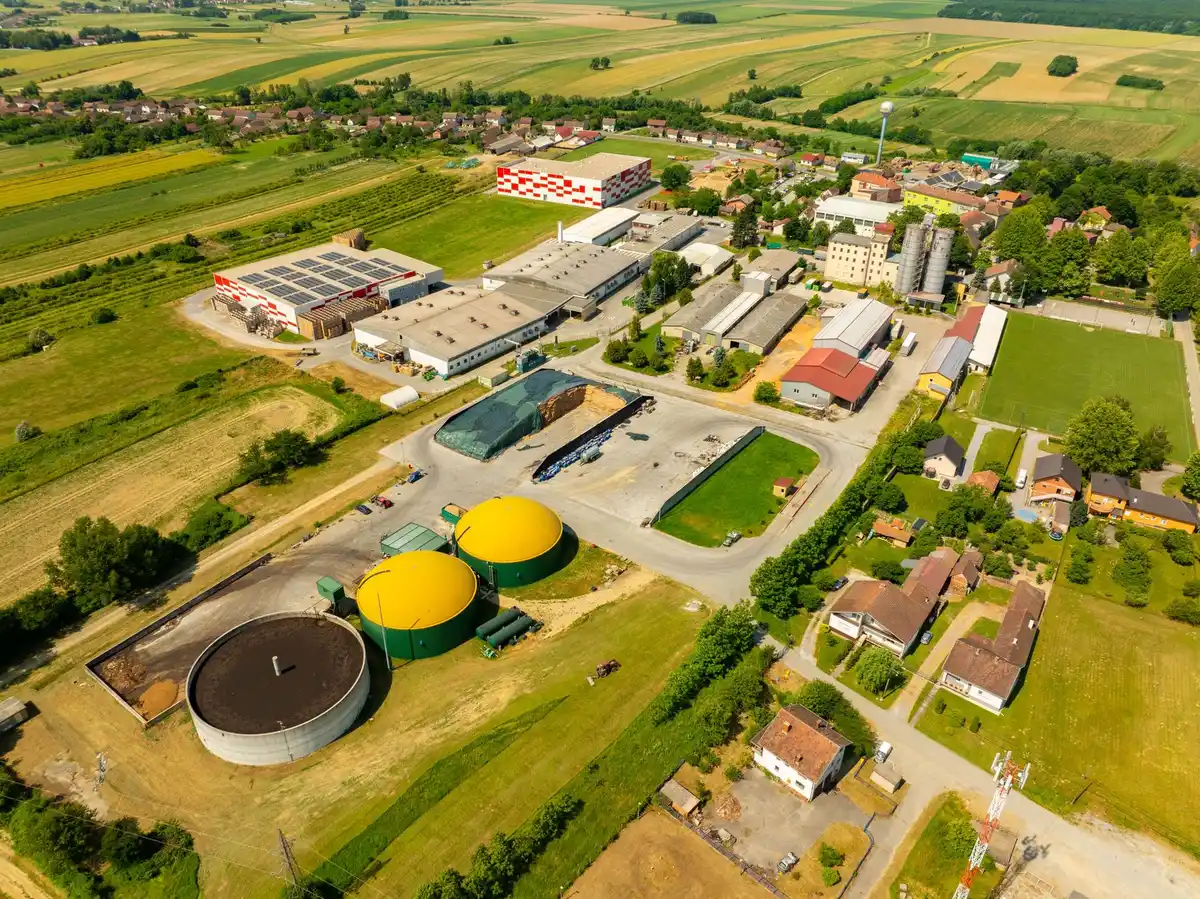 Plan d'actions de transition énergétique par silo : isolation industrielle, GTB, certificats d'economies d'énergie CEE, energies renouvelables et décarbonation — priorisation par ROI et potentiel d'economies